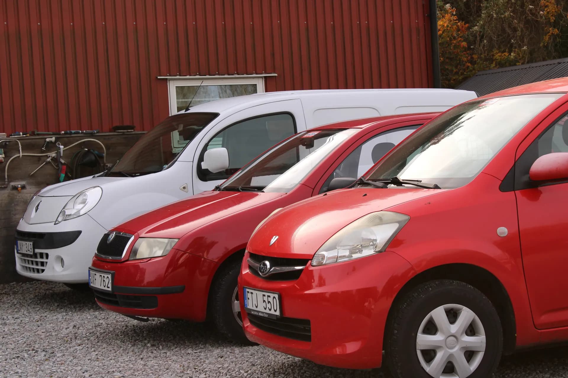 Bilar parkerade utanför Peters Motor