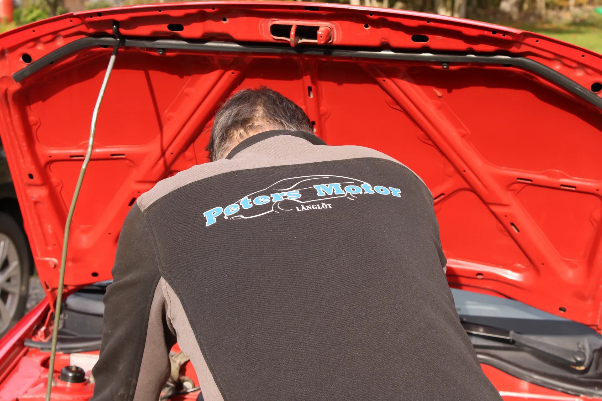 Peter arbetar på en bil